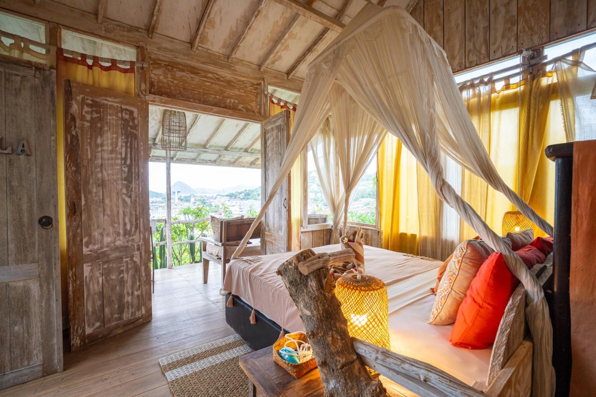 Selini Hills Hotel Labuan Bajo Exterior photo